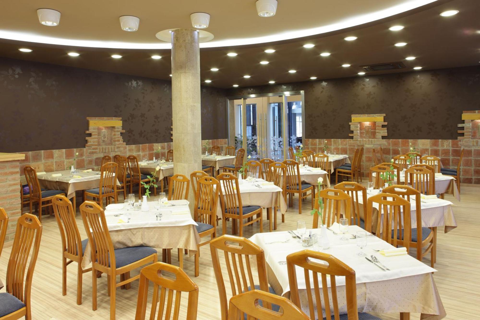 Hotel Laterum Печ Екстер'єр фото